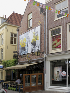 907292 Afbeelding van een groot spandoek met een dubbelportret van de Nederlandse Tour de France-winnaars Joop ...